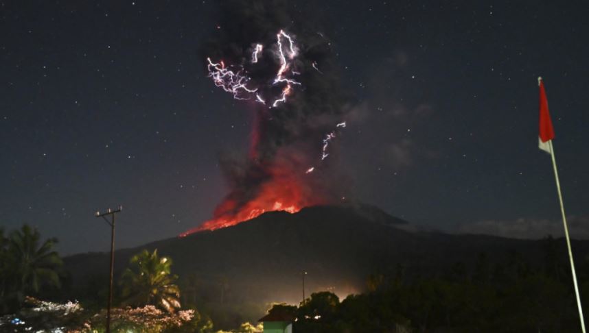 Shpërthen vullkani në Indonezi, reja e hirit mbi 10 km e lartë