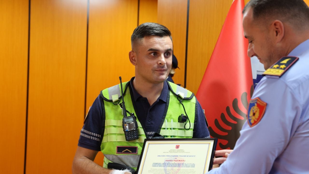 Shpëtoi tre të aksidentuarit, policit Klajdi Mustaj i dorëzohet Certifikata për Shërbim: Shembull frymëzimi për çdo efektive të Dalluara