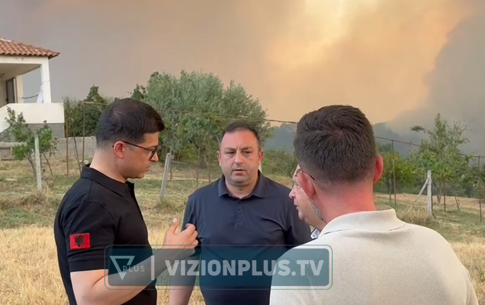 Shqipëria nën pushtetin e zjarreve, autoritetet thirrje banorëve për evakuim, ministri Vengu mbërrin në Gramsh