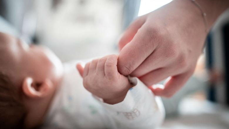 Shqipëria po ‘rrudhet’, numri i lindjeve ra me 7.4% në tremujorin e dytë të vitit! INSTAT zbulon shifrat