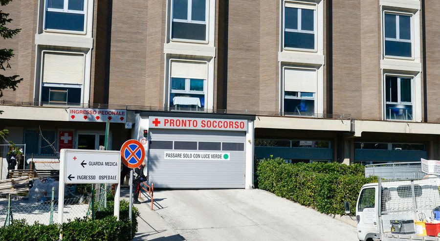 Shqiptari i dehur rreh dy infermiere në dhomën e urgjencës në Itali