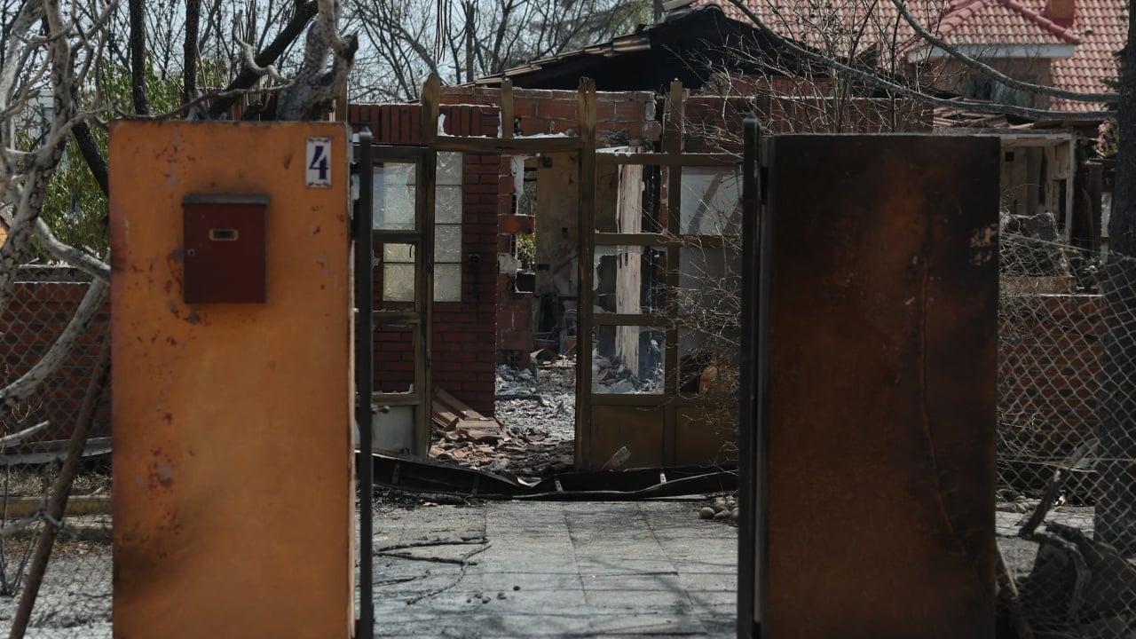 Shtëpi të ‘shkrumbuara’ dhe 26 kuaj të ngordhur! Banorët rikthehen në periferi të Madridit pas zjarrit shkatërrues