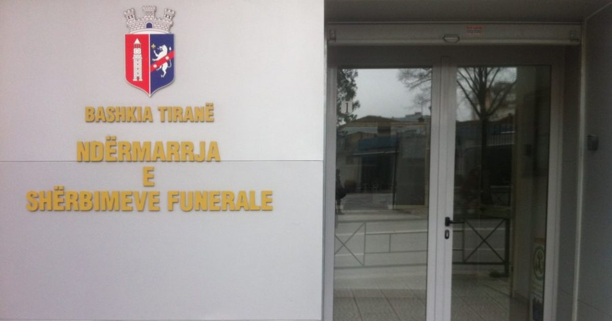 Shtëpitë funerale “në shënjestër” të Bashkisë Tiranë, rregulla strikte, s’lejohen më në godina të banuara