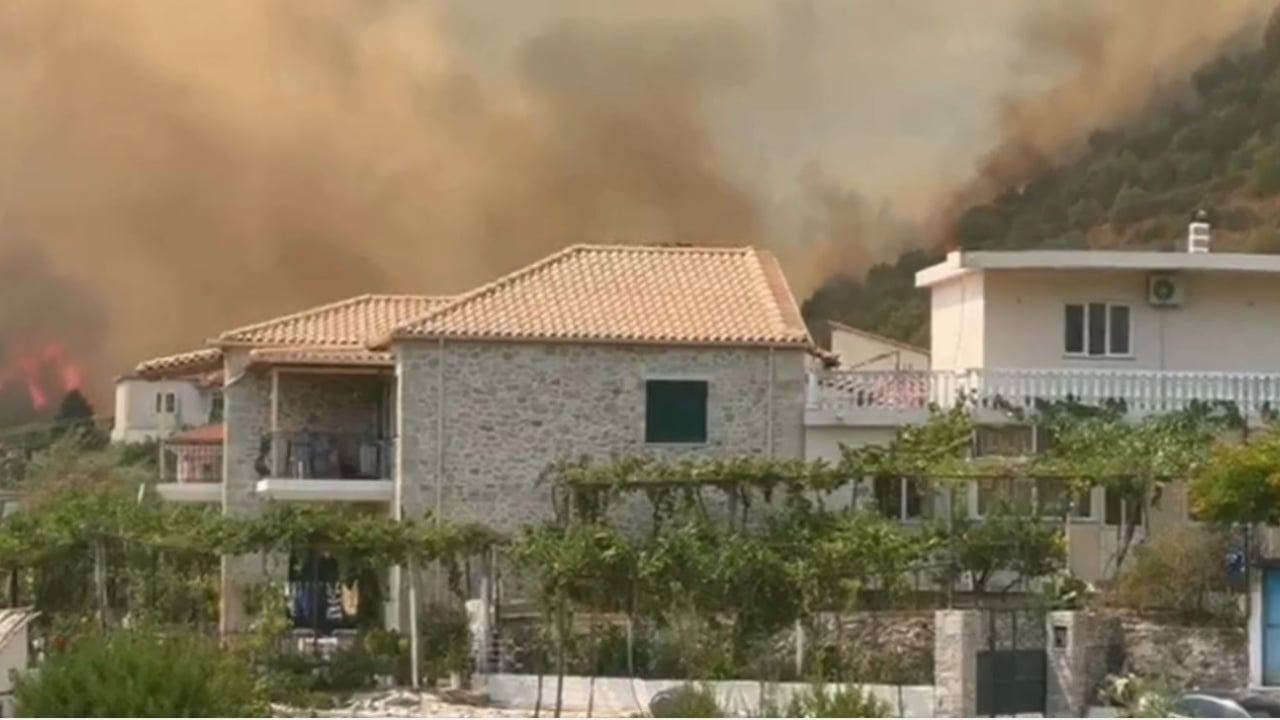 Shtëpitë rrethohen nga zjarri në Kasapaj të Delvinës, flakët përhapen me shpejtësi