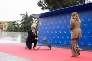 Si e arsyeton Linda Rama gjynjëzimin e të shoqit ndaj Melonit