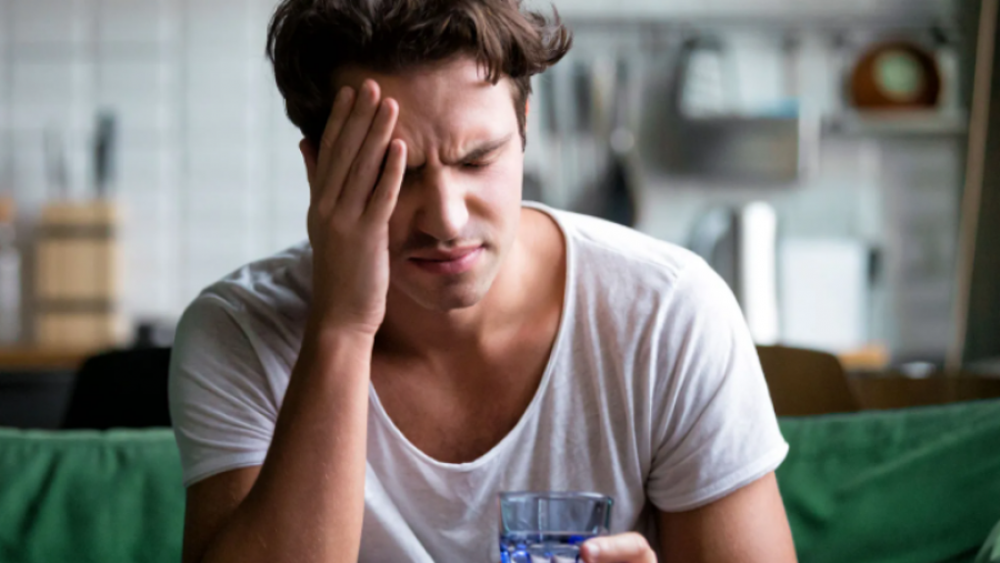 Si ta mposhtni hangoverin, çfarë funksionon vërtet pas një nate festive