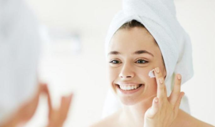 Si të kujdeseni për lëkurën dhe flokët pas pushimeve