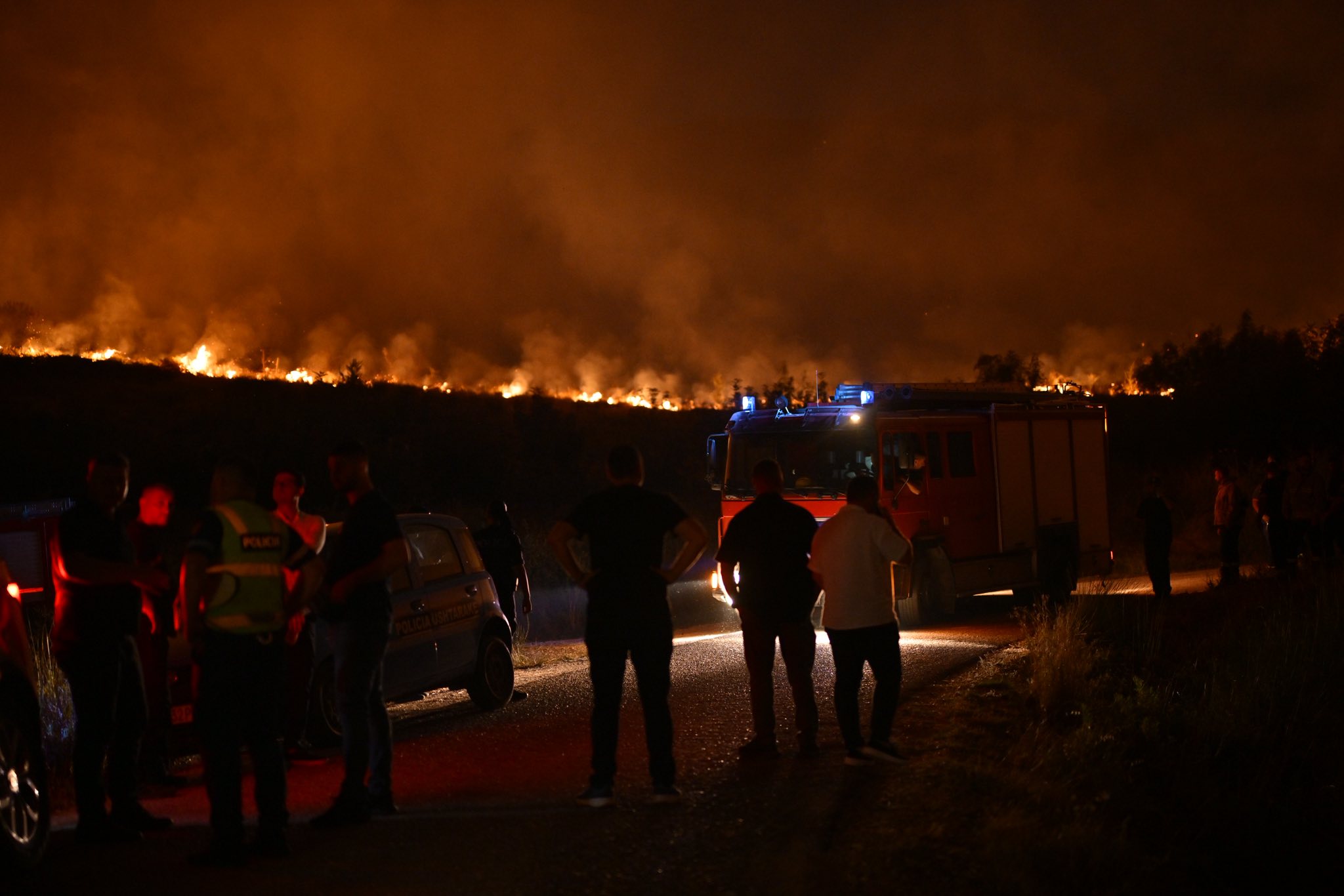 Situata e zjarreve, Ministria e Mbrojtjes: 64 vatra në 24 orë, 24 vijojnë të jenë aktive