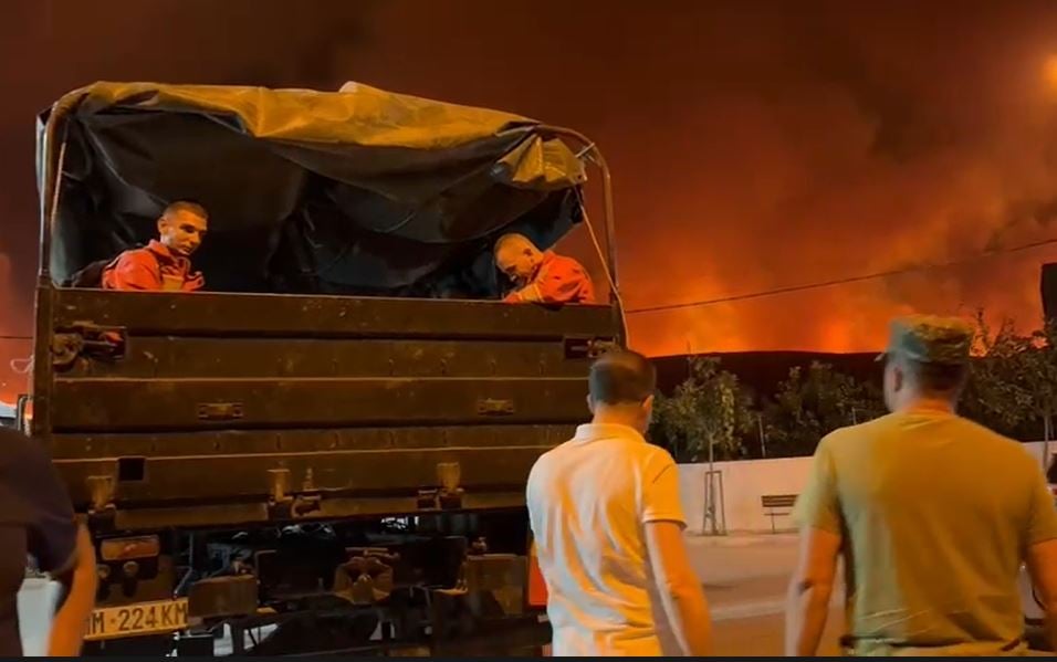 Situatë e vështirë edhe në Gramsh, zjarri përfshinë një tjetër fshat, nis evakuimi i banorëve