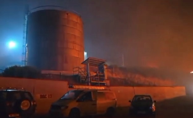 Situatë kritike në Delvinë, flakët rrethojnë qytetin, rrezikohen depozitat e karburantit