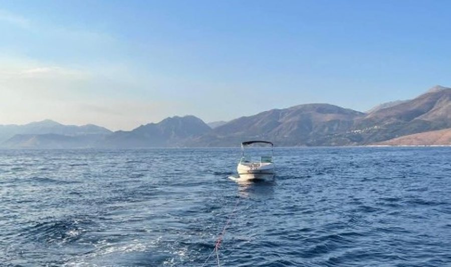 Skafi pësoi defekt në motor, Policia u vjen në ndihmë turistëve në Gjirin e Kakomesë
