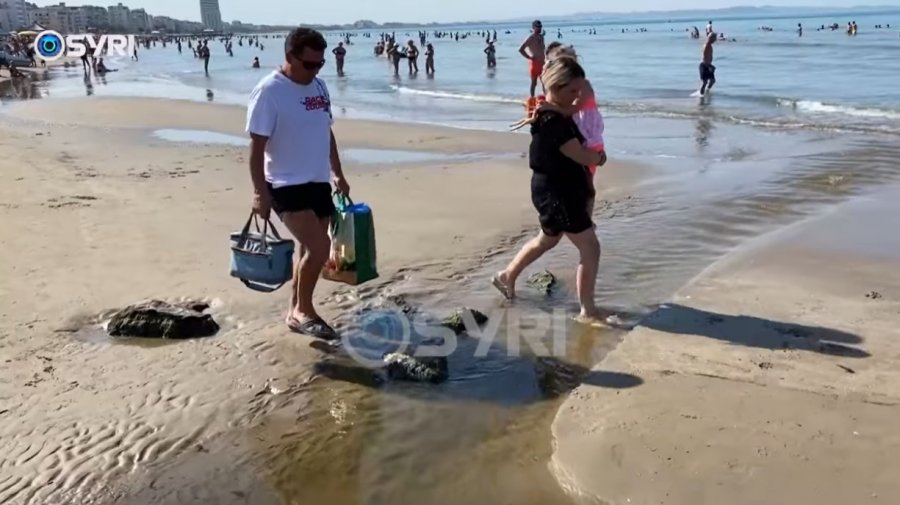 Skandal në kulmin e verës – ujërat e zeza pushtojnë plazhin e Durrësit