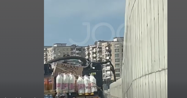 Skandal/ Qumështi “Erzeni” transportohet në kamionçina të hapura, në diell përvëlues
