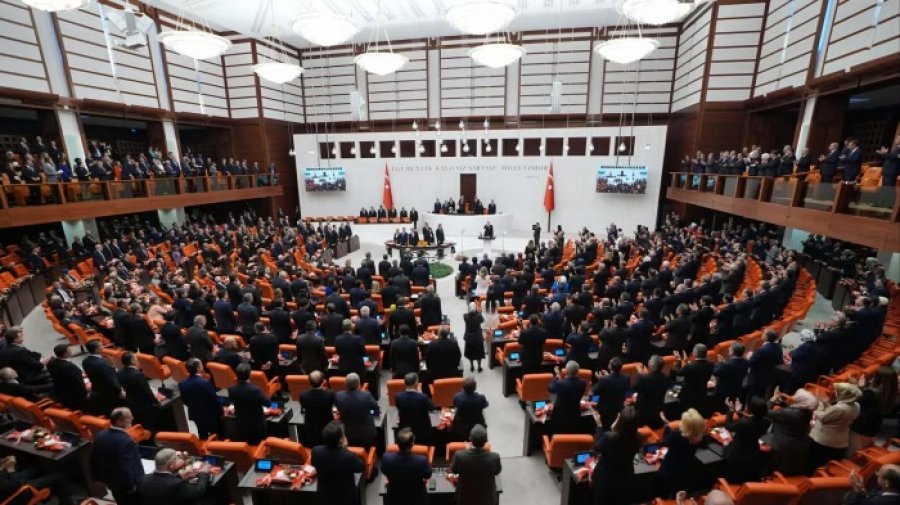 Skandali i diplomave false trondit besimin tek shteti turk