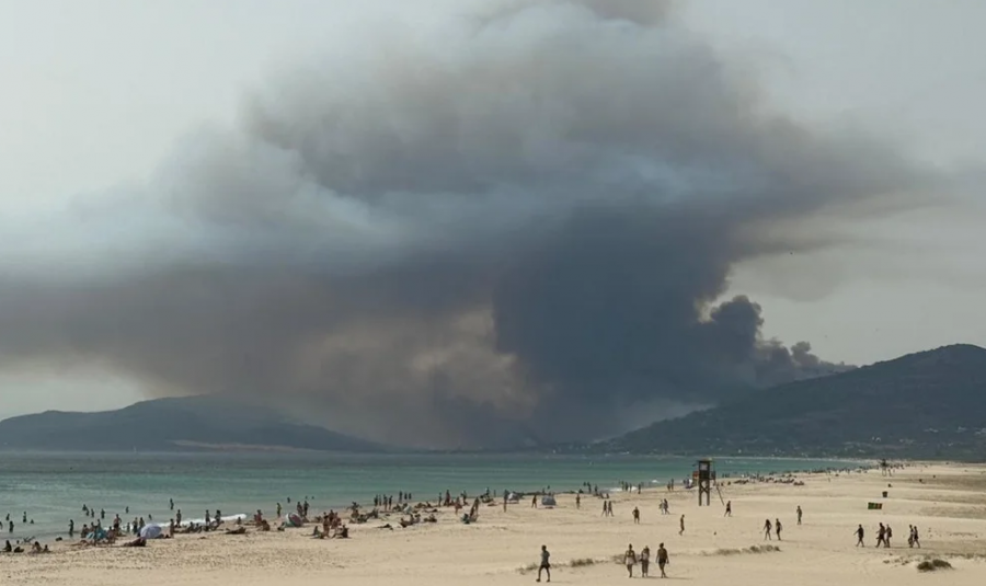 Spanjë/ Autoritetet njoftojnë se zjarri është vënë pjesërisht nën kontroll, kthehen pushuesit që u evakuan