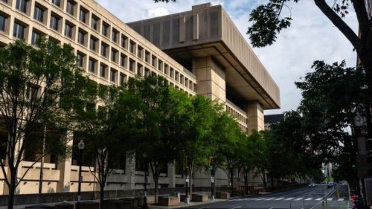 “Spastrim” në FBI? Dy zyrtarë të lartë shkarkohen mes tensioneve me administratën Trump