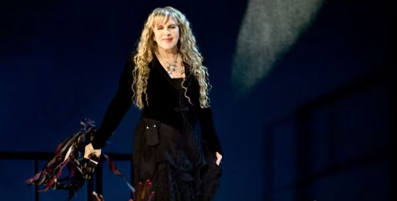 Stevie Nicks shtyn koncertet pas një lëndimi në shpatull
