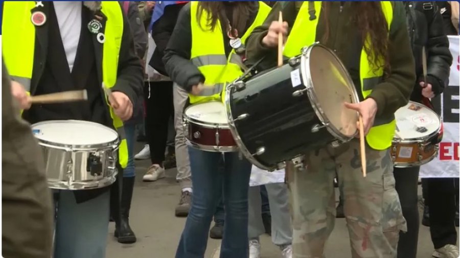 Studentët i përgjigjen Vuçiçit: Debat vetëm në fushatën zgjedhore
