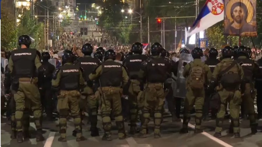 Studentët në bllokadë: Qeveria Vuçiç po përgatit një skenar të përshkallëzimit të dhunës në rrugë në ditët në vijim