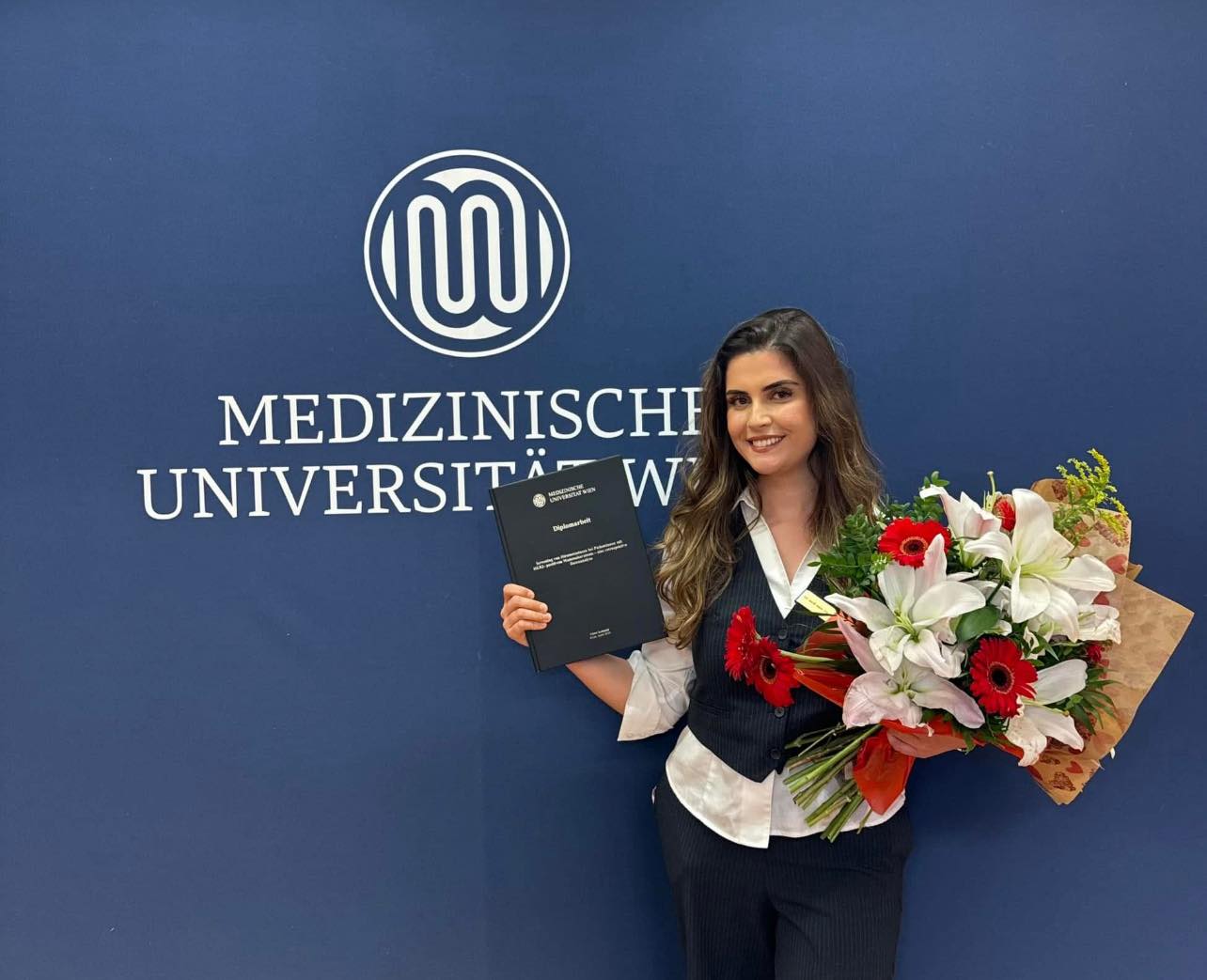 Studentja shqiptare Fiona Kabashi diplomon në Universitetin Mjekësor të Vjenës dhe kthehet si mjeke në spitalin ku lindi