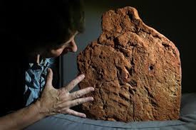 Studiuesit zbuluan një gjurmë dore mbi baltë, 4000-vjeçare