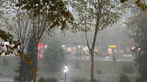 Stuhia e paralajmëruar godet Tiranën, priten rrebeshe shiu dhe erë e fuqishme