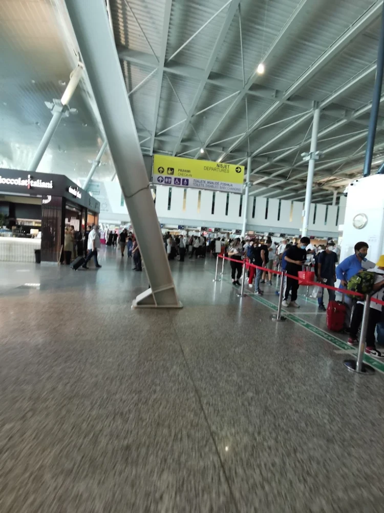 Stuhia krijon kaos në qiellin e Tiranës, aeroporti i Rinasit ndërpret operacionet në pistë për 30 minuta