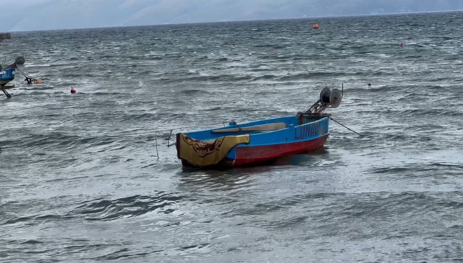 Stuhitë/ Kapiteneria e Portit Detar Vlorë: Ndalohet lundrimi i mjeteve të vogla dhe atyre të peshkimit