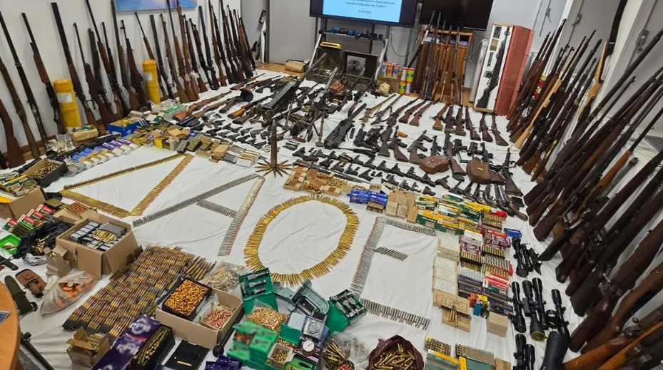 Surprizë për policinë greke, pensionistit i gjenden mbi 170 armë, 15.500 fishekë dhe barut