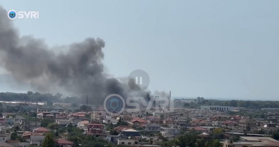 SYRI TV/ Fusha e mbetjeve digjet për herë të tretë, zjarr masiv dhe re tymi pushtojnë qytetin