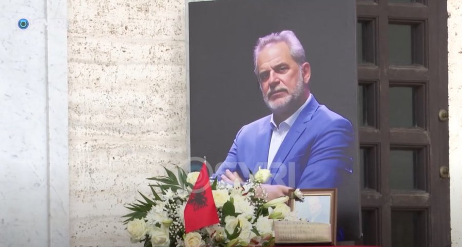 SYRI TV/ I jepet lamtumira e fundit Artur Zhejit, homazhet u zhvilluan në Universitetin e Arteve