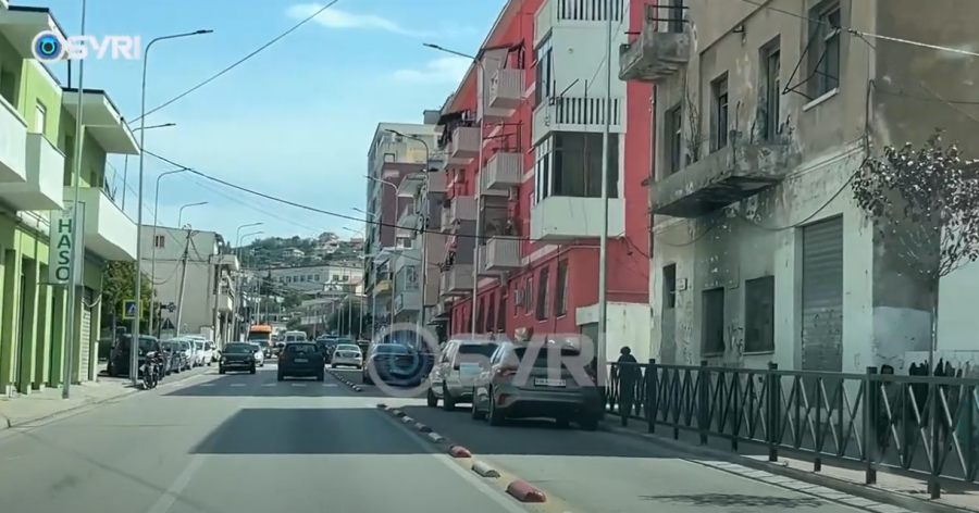 SYRI TV/ Vlorë, mungojnë korsitë e emergjencave, ambulancat ngelen gjithmonë në trafik