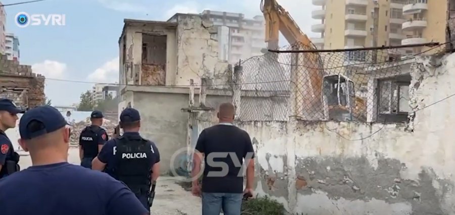 SYRI TV/ Vlorë, shemben 26 banesa në lagjen ‘1 maji’, banorët kundërshtojnë aksionin e IKMT