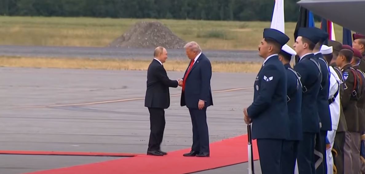 Takim historik në Alaska: Trump dhe Putin shtrëngojnë duart