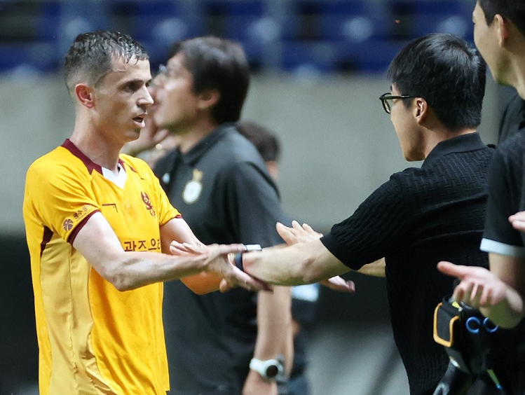 Tani është zyrtare/ Jasir Asani largohet nga Gwangju, firmos kontratën e re në Iran