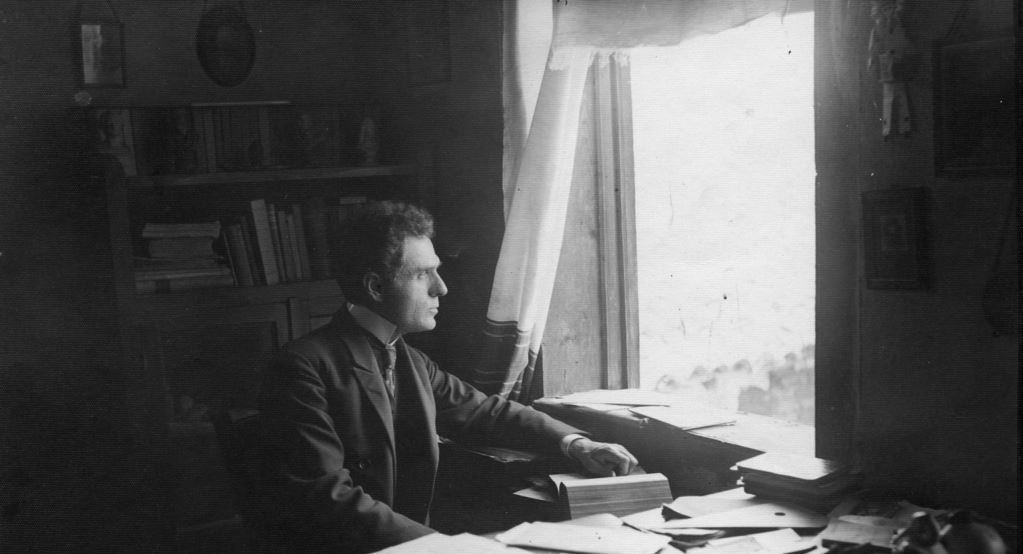 “Të shkruarit shqip”, nga Mid’hat Frashëri