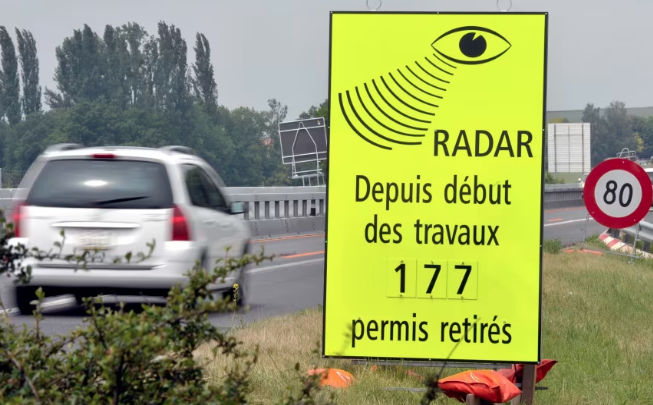 Tejkaloi shpejtësinë në rrugë, i vendoset gjobë rekord prej 110 mijë dollarësh shoferit