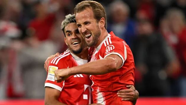 “Tenis” që në start/ Bayern “masakron” rivalin, shkëlqejnë Olise me dopietë dhe Kane me tripletë. Luis Diaz rrëmben zemrat e tifozëve (VIDEO)