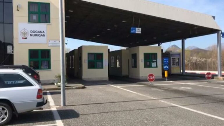 Tentoi të kalonte kufirin me një automjet të vjedhur, procedohet një shtetas në Muriqan