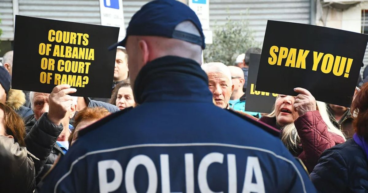 “The Economist”: SPAK po rrëzon “figurat” e mëdha!