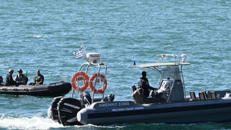 ‘Thriler’ në Egje/ I burgosuri turk hidhet në det nga trageti, gjatë shoqërimit nga policia