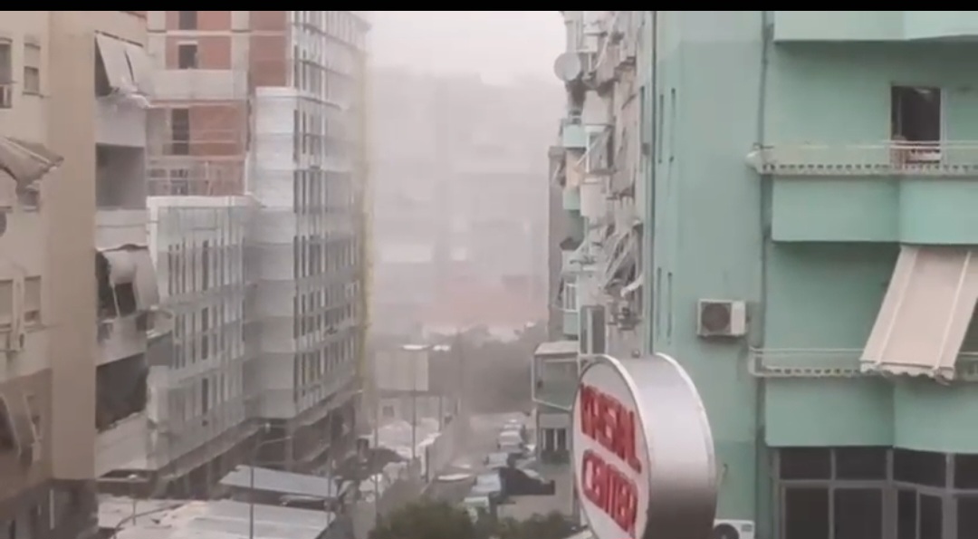 Tirana dhe Durrësi përfshihen nga stuhia/ Pezullohet lundrimi i anijeve, avionët ulen me shpejtësi…