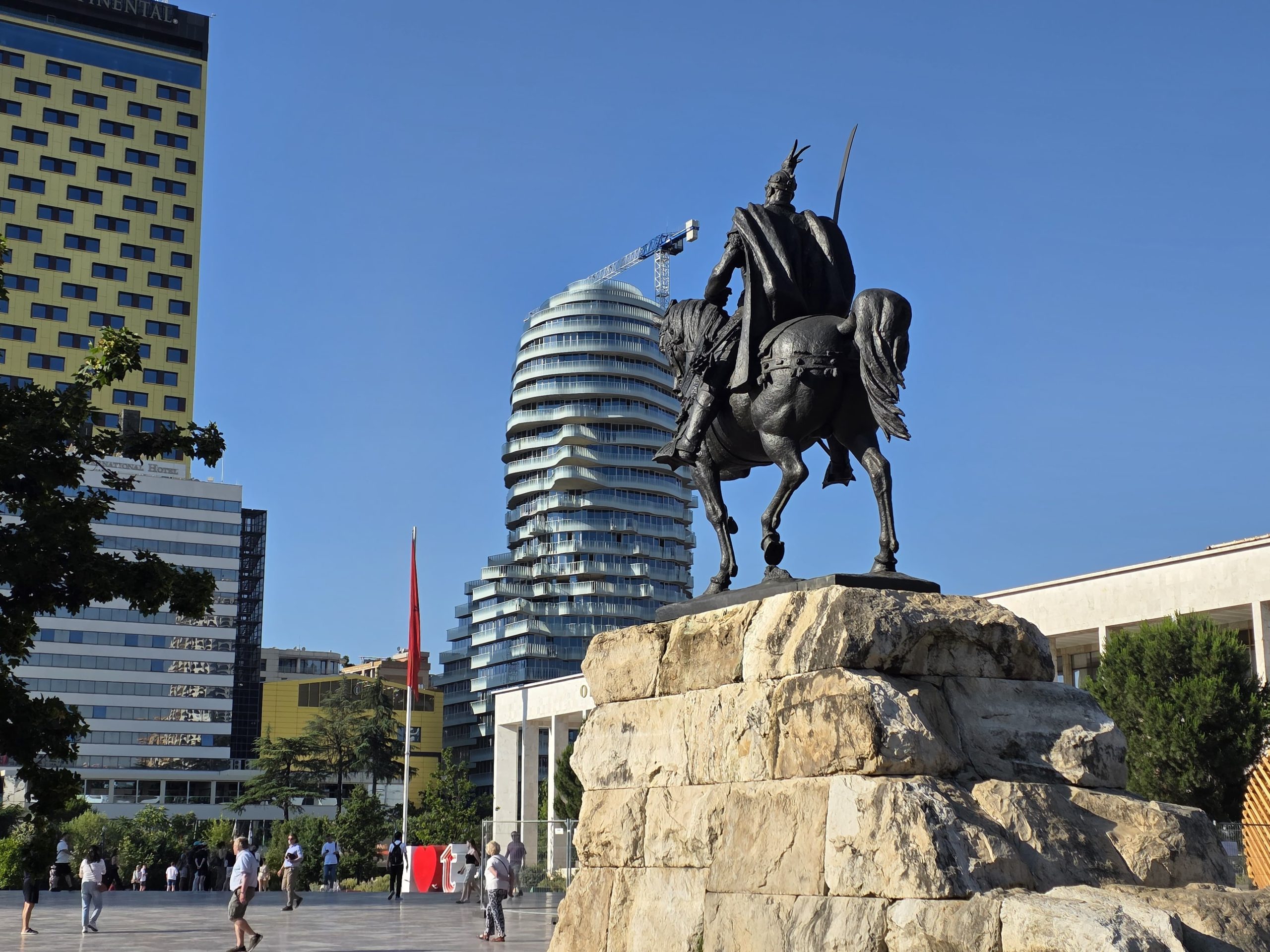 “Tirana, qyteti kozmopolit ku turizmi po evoluon”, Lonely Planet: 20 gjërat që duhet të vizitoni