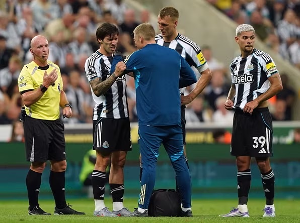 Tonali, dëmtim në shpatull: “Nuk duket gjë e vogël”. Italia në ankth për yllin e vet