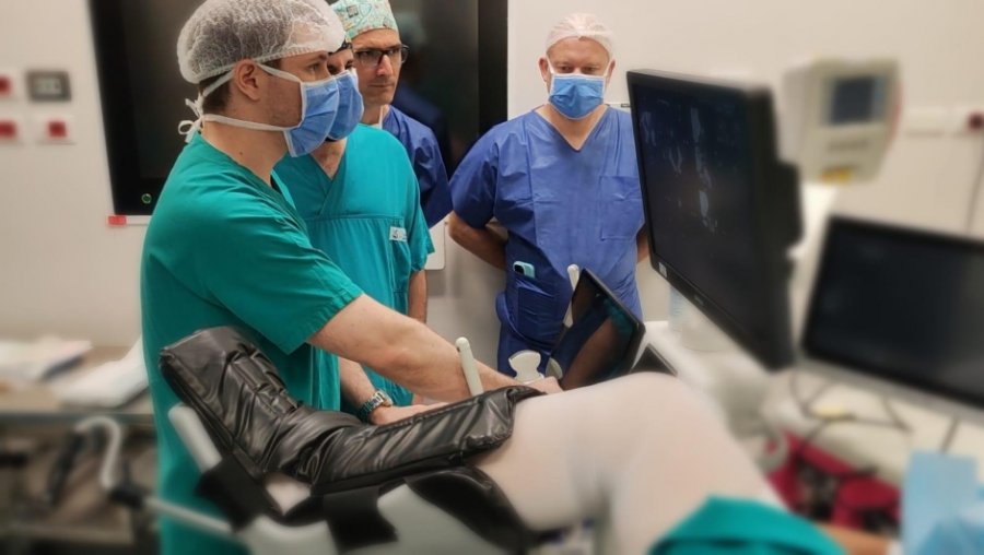 Torino, revolucion në mjekësi/ Pacienti operohet për tumor në prostatë… ndërsa “udhëton” në Karaibe