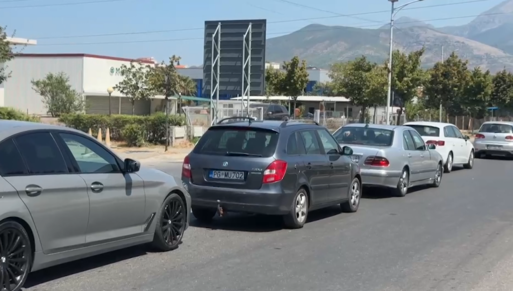 Trafik i rënduar në Lezhë/Radhë makinash në rrugët që të çojnë drejt plazheve