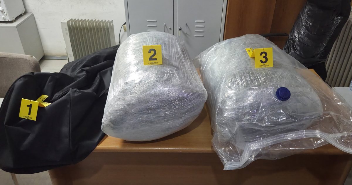 Trafikanti i drejton armën Policisë në kufirin e Morinës, arratiset dhe braktis çantën me drogë