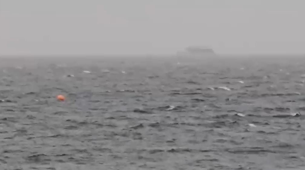 Trageti që udhëtonte nga Shën Naumi drejt Ohrit kapet në ‘befasi’ nga stuhia, gjen ‘strehë’ pranë bregut shqiptar