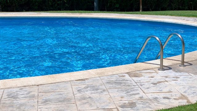 Tragjedi/ 4-vjeçarja shqiptare gjendet e mbytur në pishinën e një vile, arrestohet nëna e së miturës