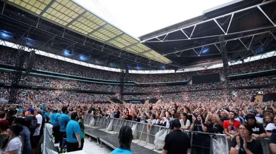 Tragjedi në koncertin e ‘Oasis’, 40-vjeçari bie nga stadiumi dhe humb jetën